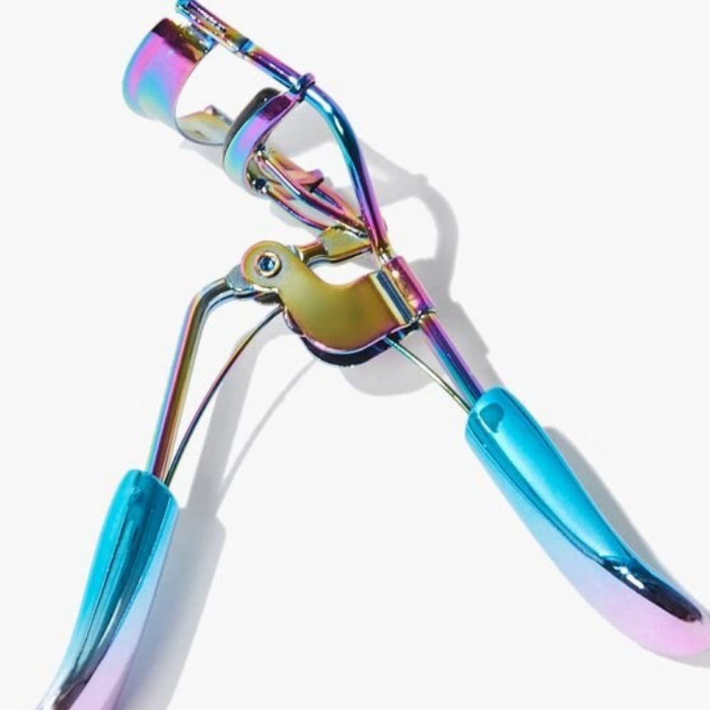 Iridescent multicolored eyelash curler